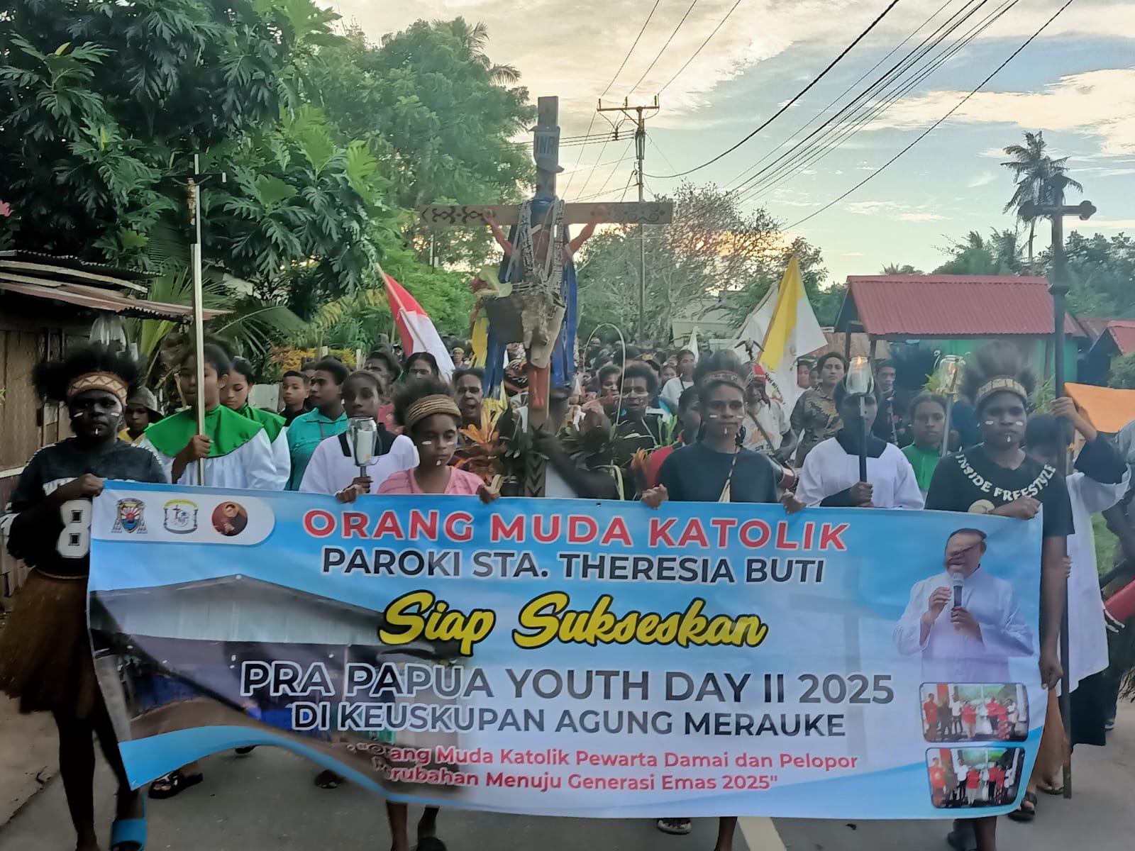 Ratusan umat yang melakukan perarakat Salib PYD menuju Gereja Santa Theresia Buti – Surya Papua/Frans Kobun