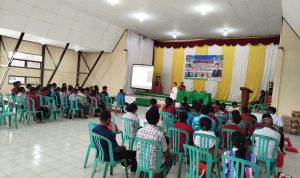 Foto bersama mahasiswa-mahasiswi STK Santo Yakobus Merauke usai sosialisasi – Surya Papua/IST
