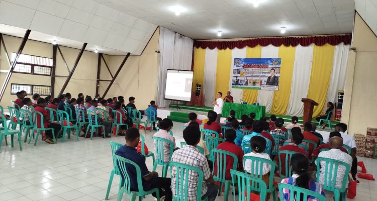 Foto bersama mahasiswa-mahasiswi STK Santo Yakobus Merauke usai sosialisasi – Surya Papua/IST
