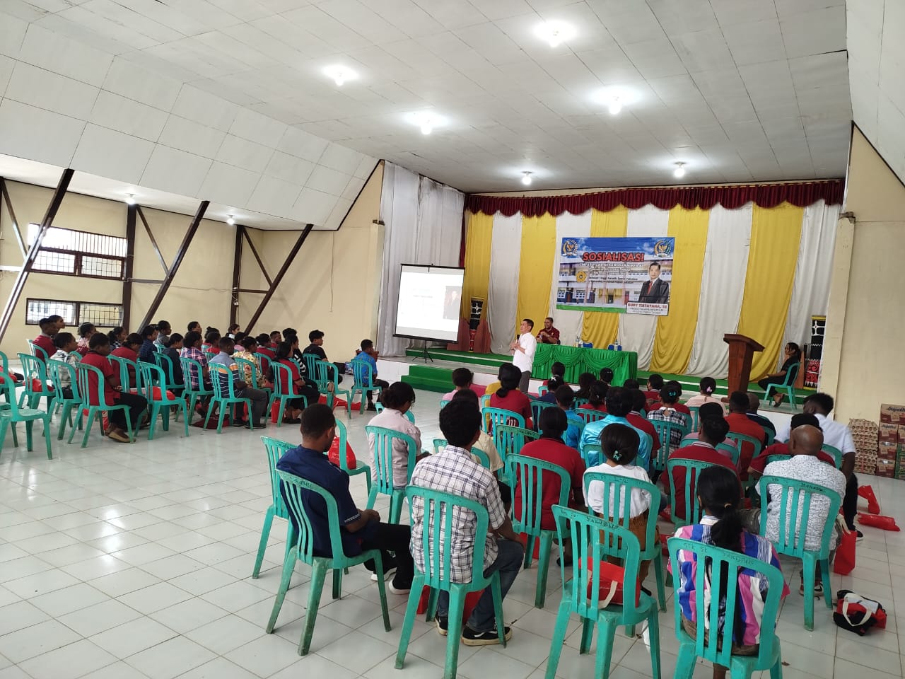 Foto bersama mahasiswa-mahasiswi STK Santo Yakobus Merauke usai sosialisasi – Surya Papua/IST