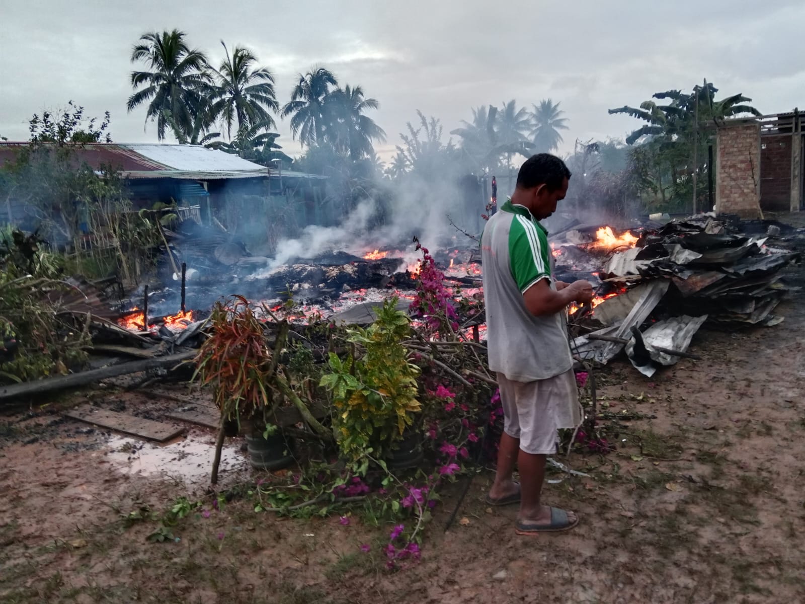 Rumah serta dua unit motor terbakar di SP-8, Kampung Wmunkay- Surya Papua/IST