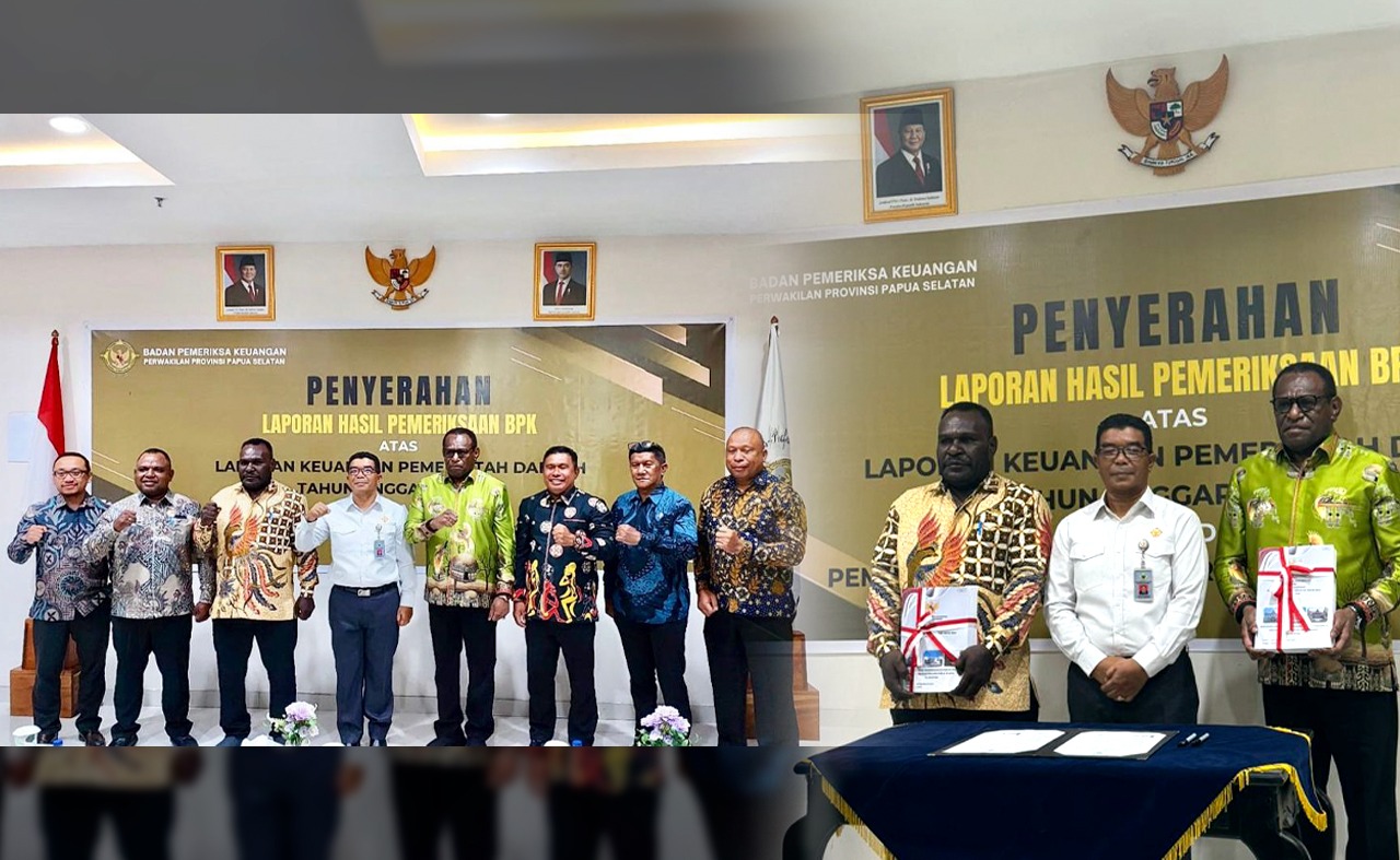 Bupati Merauke, Yoseph Bladib Gebze sedang menerima dokumen WTP dari BPK Perwakilan Papua – Surya Papua/IST