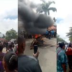 Ratusan massa melakukan aksi bakar ban di depan Kantor Gubernur Papua Selatan – Surya Papua/IST