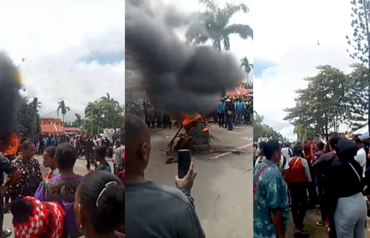 Ratusan massa melakukan aksi bakar ban di depan Kantor Gubernur Papua Selatan – Surya Papua/IST
