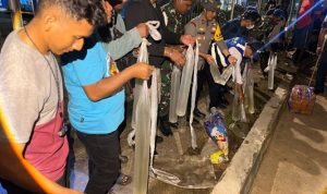 Cairan sopi yang diisi dalam kantong plastic es sebanyak 80 liter saat disita aparat kepolisian ketika KM Tatamailau berlabuh – Surya Papua/IST