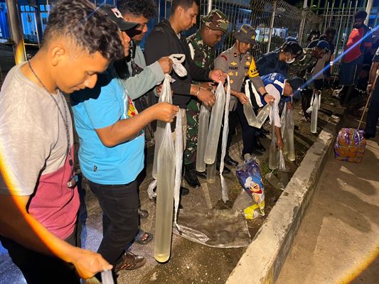 Cairan sopi yang diisi dalam kantong plastic es sebanyak 80 liter saat disita aparat kepolisian ketika KM Tatamailau berlabuh – Surya Papua/IST