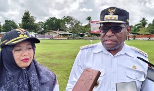 Bupati Merauke, Yoseph Bladib Gebze didampingi wakilnya, Fauzun Nihayah berikan keterangan pers – Surya Papua/IST