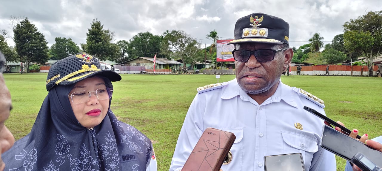 Bupati Merauke, Yoseph Bladib Gebze didampingi wakilnya, Fauzun Nihayah berikan keterangan pers – Surya Papua/IST