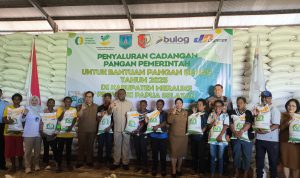 Pimpinan Cabang Perum Bulog Merauke, Karennu bersama Asisten I Setda Provinsi Papua Selatan, Agustinus Joko Guritno, Bupati Merauke, Yoseph Bladib Gebze sera Muspida dan perwakilan masyarakat penerima bantuan pangan beras foto bersama- Surya Papua/Frans Kobun
