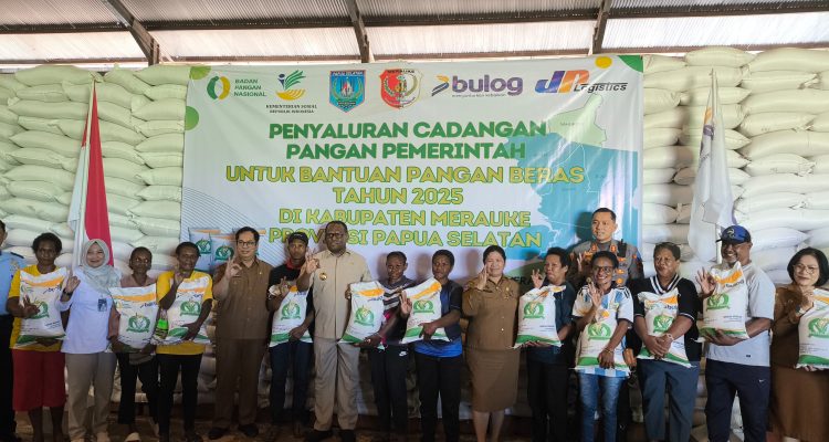 Pimpinan Cabang Perum Bulog Merauke, Karennu bersama Asisten I Setda Provinsi Papua Selatan, Agustinus Joko Guritno, Bupati Merauke, Yoseph Bladib Gebze sera Muspida dan perwakilan masyarakat penerima bantuan pangan beras foto bersama- Surya Papua/Frans Kobun