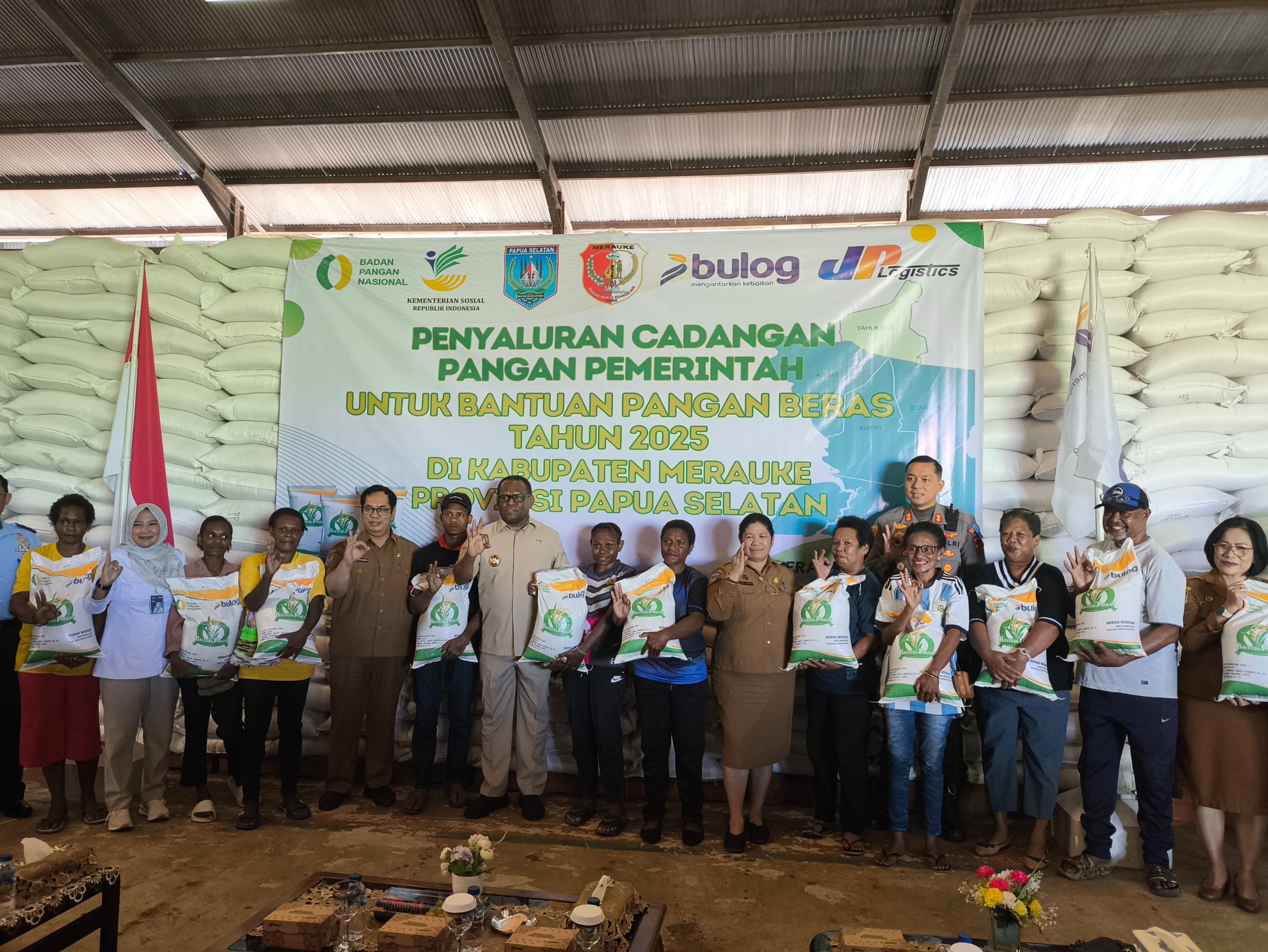 Pimpinan Cabang Perum Bulog Merauke, Karennu bersama Asisten I Setda Provinsi Papua Selatan, Agustinus Joko Guritno, Bupati Merauke, Yoseph Bladib Gebze sera Muspida dan perwakilan masyarakat penerima bantuan pangan beras foto bersama- Surya Papua/Frans Kobun