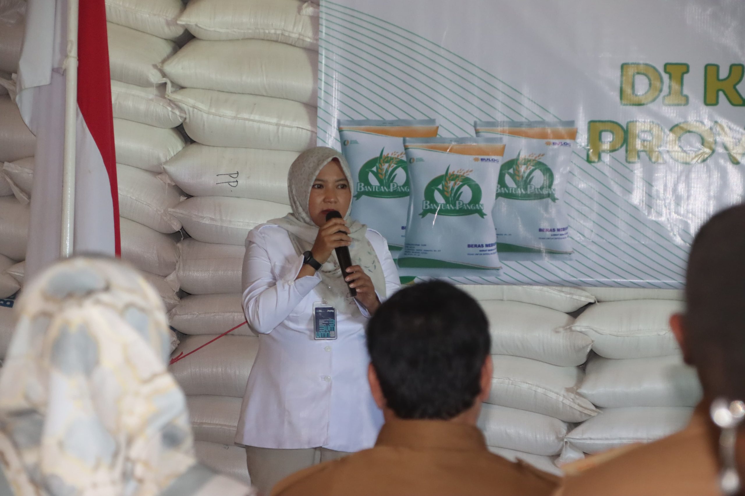 Pimpinan Cabang Perum Bulog- Kantor Cabang Merauke, Karennu sedang berikan sambutan – Surya Papua/Frans Kobun