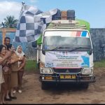 Bupati Merauke, Yoseph Bladib Gebze saat mengangkat bendera, sekaligus melepas secara resmi penyaluran bantuan pangan beras – Surya Papua/IST