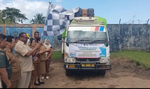 Bupati Merauke, Yoseph Bladib Gebze saat mengangkat bendera, sekaligus melepas secara resmi penyaluran bantuan pangan beras – Surya Papua/IST