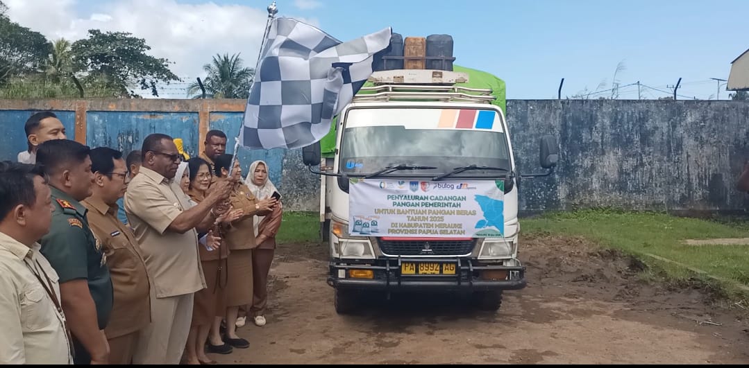 Bupati Merauke, Yoseph Bladib Gebze saat mengangkat bendera, sekaligus melepas secara resmi penyaluran bantuan pangan beras – Surya Papua/IST