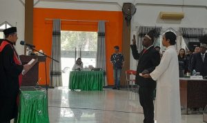 Ketua Pengadilan Negeri Merauke, Syafruddin sedang mengambil sumpah dan melantik Dominikus Cambu sebagai wakil Ketua III DPRD Kabupaten Merauke – Surya Papua/IST