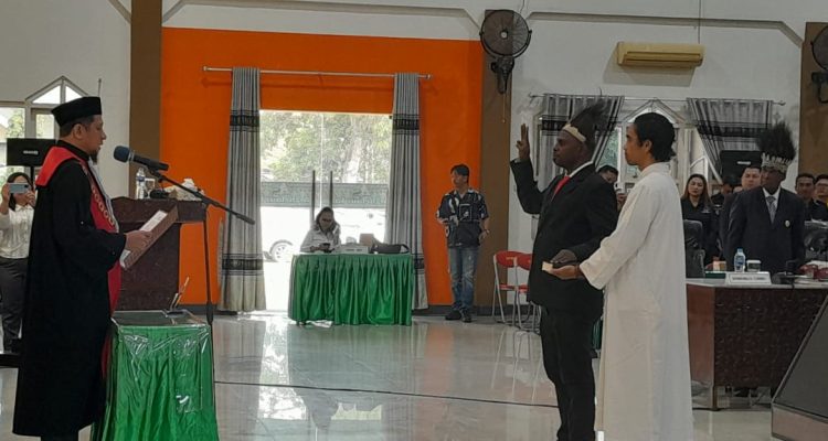 Ketua Pengadilan Negeri Merauke, Syafruddin sedang mengambil sumpah dan melantik Dominikus Cambu sebagai wakil Ketua III DPRD Kabupaten Merauke – Surya Papua/IST
