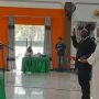 Ketua Pengadilan Negeri Merauke, Syafruddin sedang mengambil sumpah dan melantik Dominikus Cambu sebagai wakil Ketua III DPRD Kabupaten Merauke – Surya Papua/IST