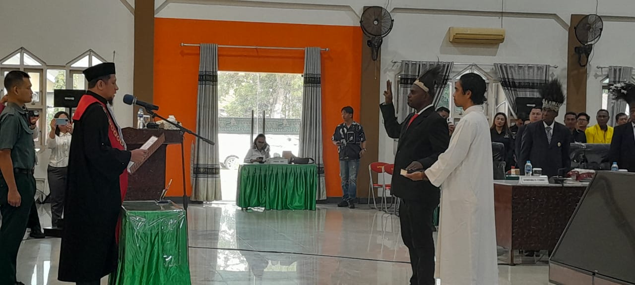 Ketua Pengadilan Negeri Merauke, Syafruddin sedang mengambil sumpah dan melantik Dominikus Cambu sebagai wakil Ketua III DPRD Kabupaten Merauke – Surya Papua/IST