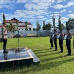 Kapolres Merauke, AKBP Leonardo Yoga memimpin upacara pencopotan tiga anggota di lingkungan Polres Merauke – Surya Papua/IST