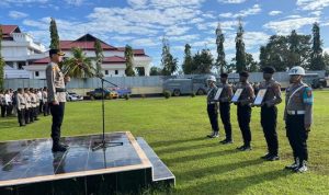 Kapolres Merauke, AKBP Leonardo Yoga memimpin upacara pencopotan tiga anggota di lingkungan Polres Merauke – Surya Papua/IST