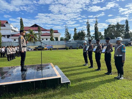 Kapolres Merauke, AKBP Leonardo Yoga memimpin upacara pencopotan tiga anggota di lingkungan Polres Merauke – Surya Papua/IST