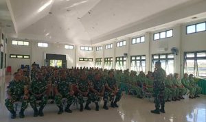 Danrem 174/ATW, Brigjen TNI Andy Setyawan sedang memberikan arahan kepada prajurit TNI Kodim Boven Digoel – Surya Papua/IST
