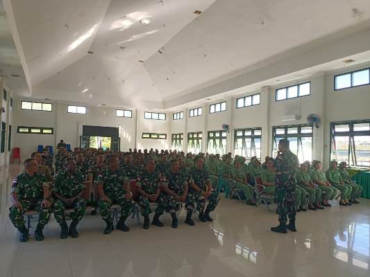 Danrem 174/ATW, Brigjen TNI Andy Setyawan sedang memberikan arahan kepada prajurit TNI Kodim Boven Digoel – Surya Papua/IST