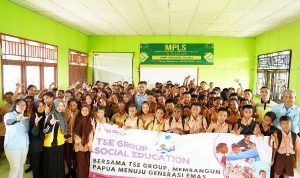 Foto bersama siswa-siswi SMPN Asiki usai kegiatan yang diselenggarakan TSE Group – Surya Papua/IST