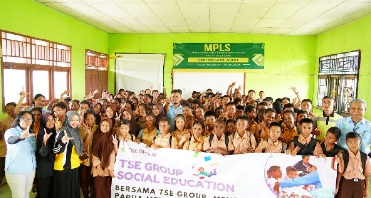 Foto bersama siswa-siswi SMPN Asiki usai kegiatan yang diselenggarakan TSE Group – Surya Papua/IST