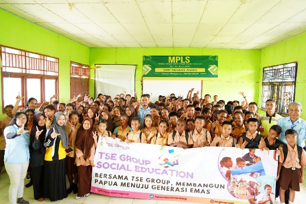 Foto bersama siswa-siswi SMPN Asiki usai kegiatan yang diselenggarakan TSE Group – Surya Papua/IST