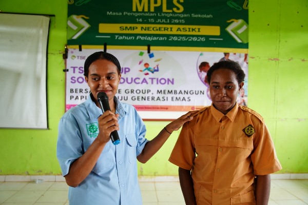 Perwakilan salah seorang siswi SMPN Asiki bersama pemateri dari TSE Group – Surya Papua/IST