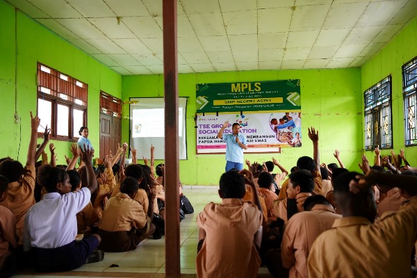 Antusias siswa-siswi bersama perwakilan dari TSE Group – Surya Papua/IST