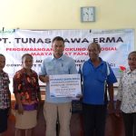 Para guru sedang foto bersama dengan perwakilan dari TSE Group – Surya Papua/IST