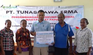 Para guru sedang foto bersama dengan perwakilan dari TSE Group – Surya Papua/IST