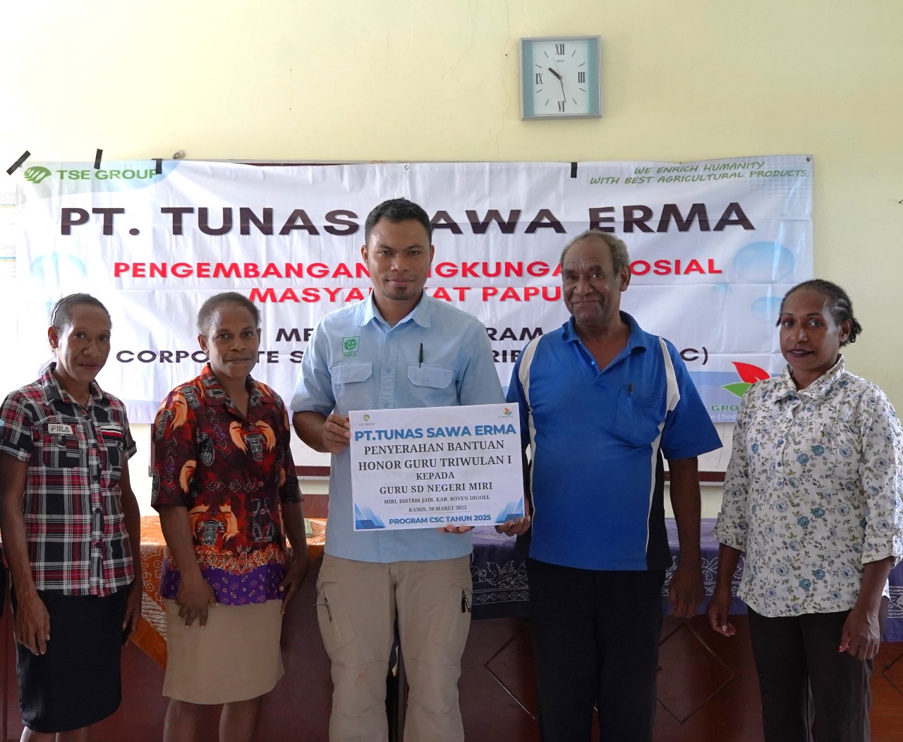 Para guru sedang foto bersama dengan perwakilan dari TSE Group – Surya Papua/IST