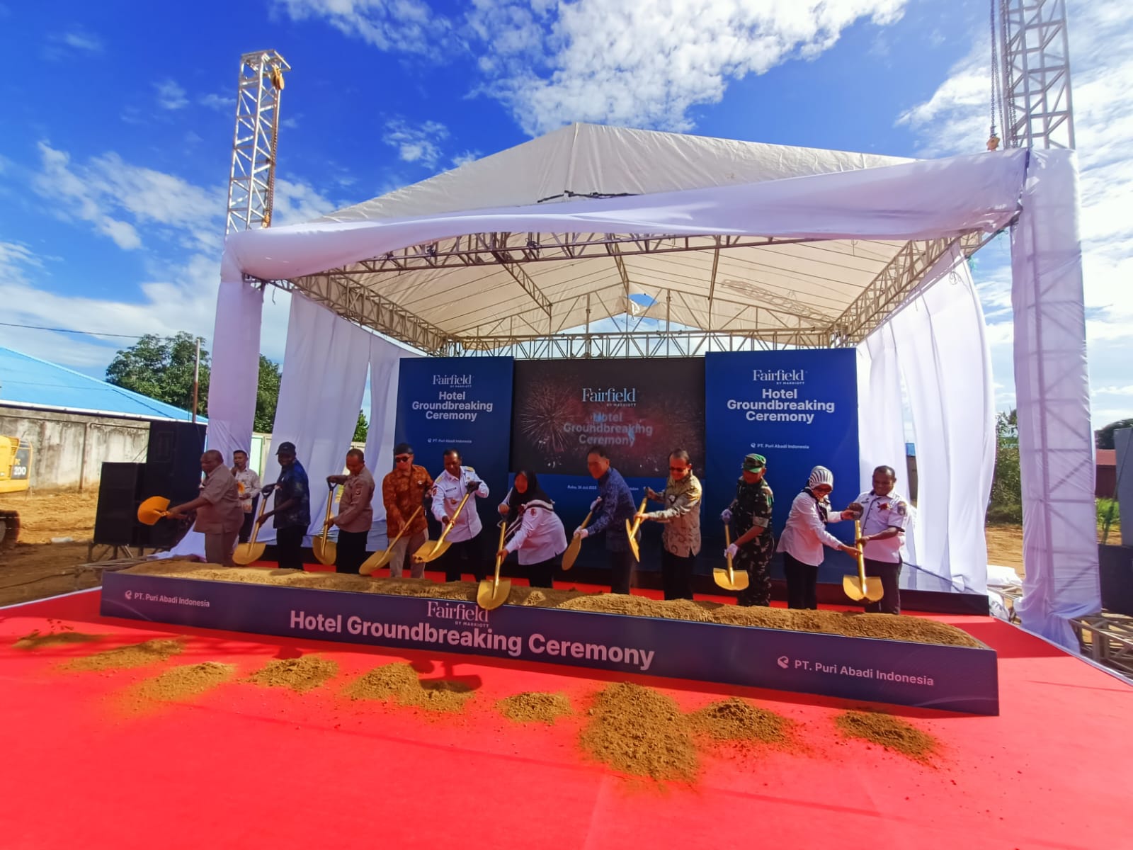 Pasir yang dibuang setelah disekop oleh Gubernur Papua Selatan, Wakil Bupati Merauke, Fauzun Nohayah serta perwakilan lainnya- Surya Papua/Frans Kobun