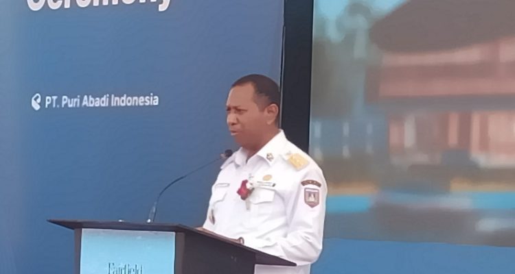 Gubernur Papua Selatan, Apolo Safanpo sedang berikan sambutan pada peletakan Hotel Marriott Merauke – Surya Papua/Frans Kobun