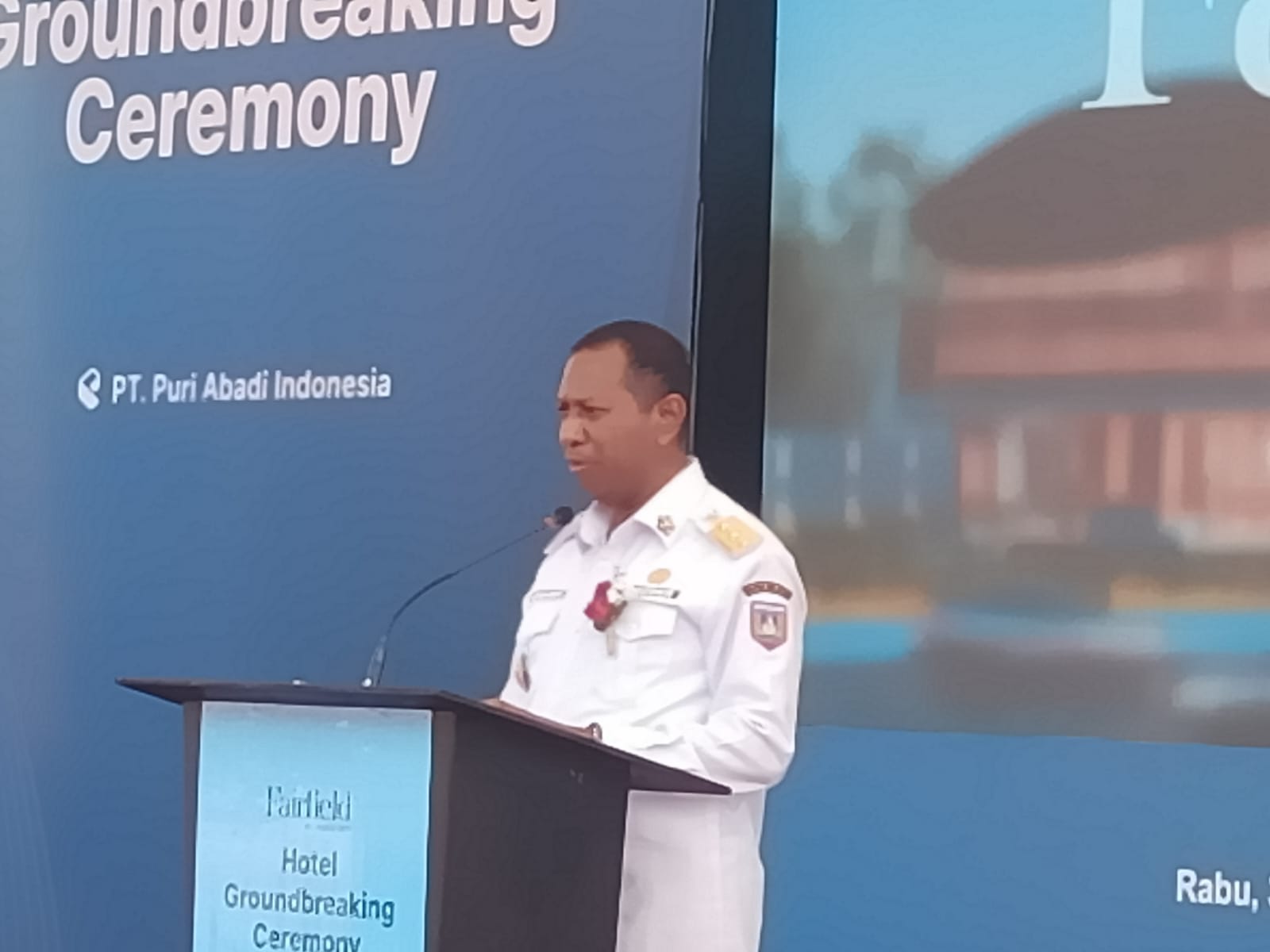 Gubernur Papua Selatan, Apolo Safanpo sedang berikan sambutan pada peletakan Hotel Marriott Merauke – Surya Papua/Frans Kobun