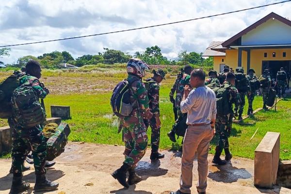 Prajurit TNI sedang bergerak menuju ke posko setelah tiba di Kampung Kamno Sari – Surya Papua/IST