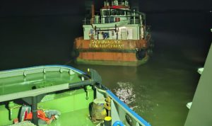Kapal Sabrina 0106 sedang ditarik setelah mengalami kebocoran di Perairan Kimaam – Surya Papua/IST