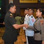Kompol Dian Novita Pietersz sedang berjabatan tangan dengan Komandan Sesko AD, Mayjen TNI Hendy Antariksa – Surya Papua/IST