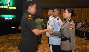 Kompol Dian Novita Pietersz sedang berjabatan tangan dengan Komandan Sesko AD, Mayjen TNI Hendy Antariksa – Surya Papua/IST