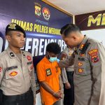 Kapolres Merauke, AKBP Leonardo Yoga sedang menasehati pelaku pemerkosaan – Surya Papua/IST