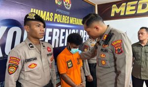 Kapolres Merauke, AKBP Leonardo Yoga sedang menasehati pelaku pemerkosaan – Surya Papua/IST