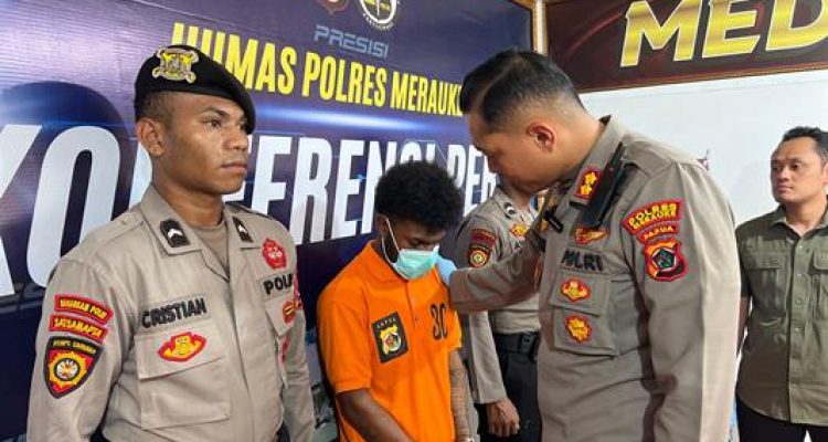 Kapolres Merauke, AKBP Leonardo Yoga sedang menasehati pelaku pemerkosaan – Surya Papua/IST