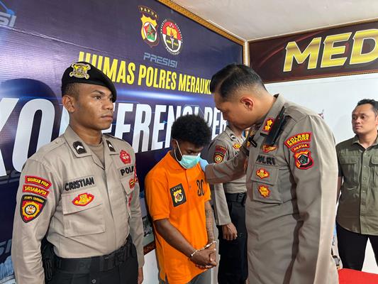 Kapolres Merauke, AKBP Leonardo Yoga sedang menasehati pelaku pemerkosaan – Surya Papua/IST