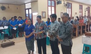 Yuliana Suleman sedang membacakan ikrar di depan altar, sekaligus resmi menjadi bagian Gereja Katolik – Surya Papua/Frans Kobun