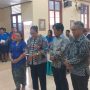 Yuliana Suleman sedang membacakan ikrar di depan altar, sekaligus resmi menjadi bagian Gereja Katolik – Surya Papua/Frans Kobun