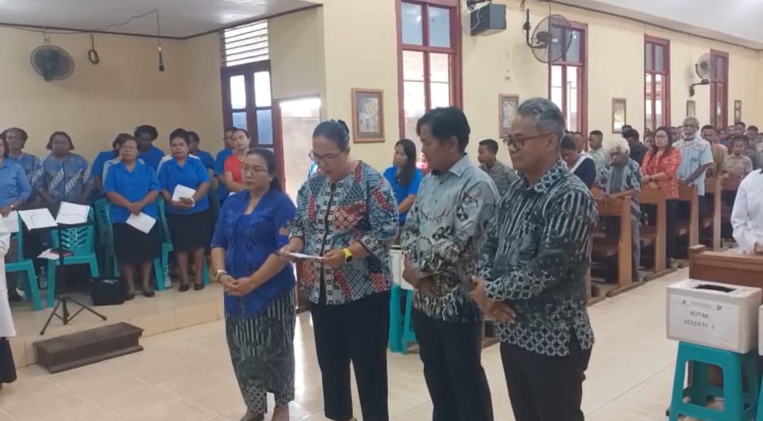 Yuliana Suleman sedang membacakan ikrar di depan altar, sekaligus resmi menjadi bagian Gereja Katolik – Surya Papua/Frans Kobun